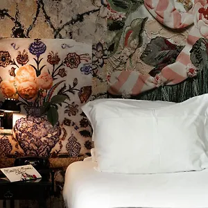 Du Petit Moulin, Haute Couture By Lacroix מלון